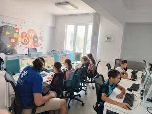 Над 500 деца се включиха в безплатните курсове по програмиране на Община Бургас